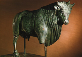 Taureau à trois cornes. Trouvé à Avrigney, Haute-Saône. Bronze 1er siècle. Musée des Beaux-Arts et d'Archéologie de Besançon